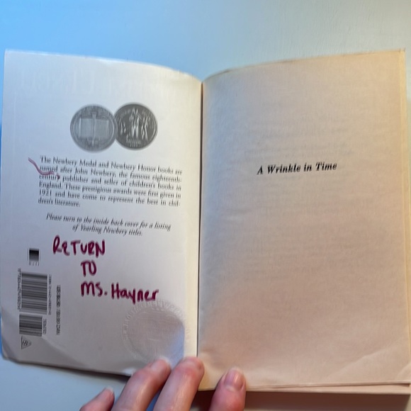 📚2/$6 A Wrinkle in Time #1 in the Time Quintet Series - Picture 7 of 12